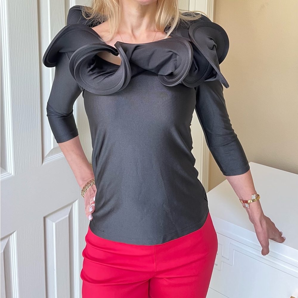 Women’s top in black. Size: S.